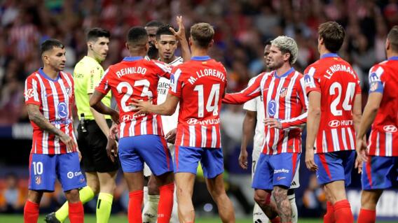 Jugadores de Atlético de Madrid y Real Madrid reclaman al árbitro por una decisión tomada Jugadores de Atlético de Madrid y Real Madrid reclaman al árbitro por una decisión tomada