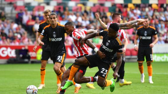 Luis Sinsiterra en acción de juego con el Leeds United frente al Brentford. Luis Sinsiterra en acción de juego con el Leeds United frente al Brentford.