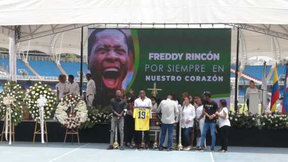 La familia de Freddy Rincón en el estadio Pascual Guerrero durante su funeral. La familia de Freddy Rincón en el estadio Pascual Guerrero durante su funeral.