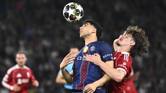 Acción de juego entre PSG y Liverpool por la ida de los cuartos de final de la Champions League.