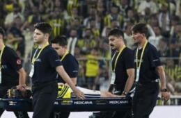 Kerem Akturkoglu salió en camilla en juego del Fenerbahçe en la Liga de Turquía. 