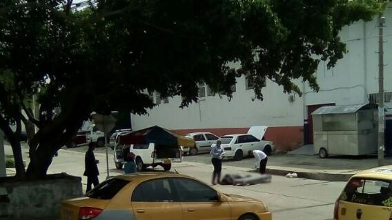 289566_Blu Radio/ Cuerpo que salió de la puerta trasera de carro fúnebre. Foto: Cortesía