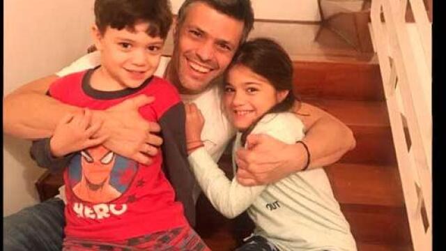 Leopoldo López ya duerme en casa, al lado de sus hijos y esposa, pero aún no es libre