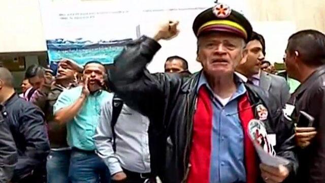 Les sacaron la piedra a los vigilantes en el Congreso Les sacaron la piedra a los vigilantes en el Congreso