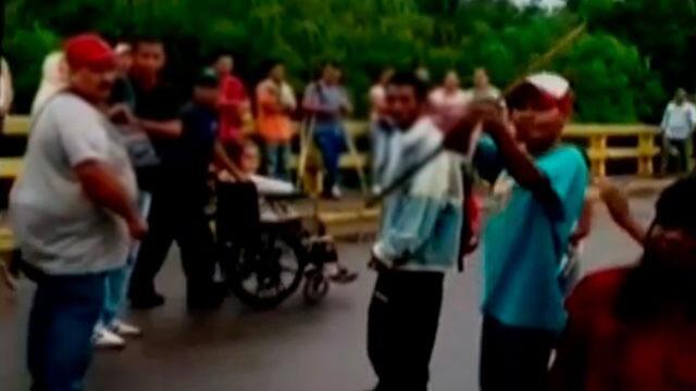 Con arco y flecha, indígenas venezolanos amenazaron a autoridades colombiana en la frontera