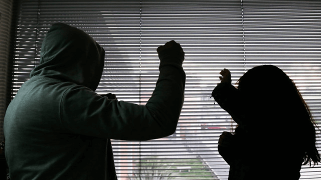 “Se enfurece y me pega un puño en la cara”: grave denuncia de violencia intrafamiliar en Bogotá 