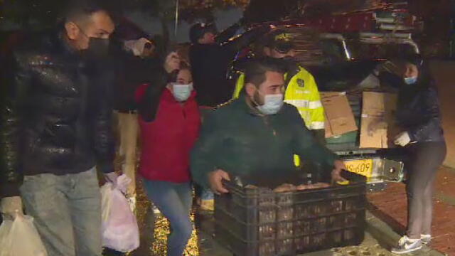 “La vida no sirve, si no se sirve”: llevó mercados a familias del sur de Bogotá en medio de aguacero