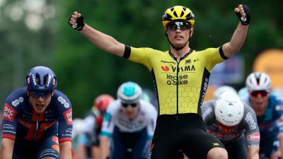 Olav Kooij (Team Visma Lease a Bike), ganador de la etapa 12 del Giro de Italia 2025, al embalaje