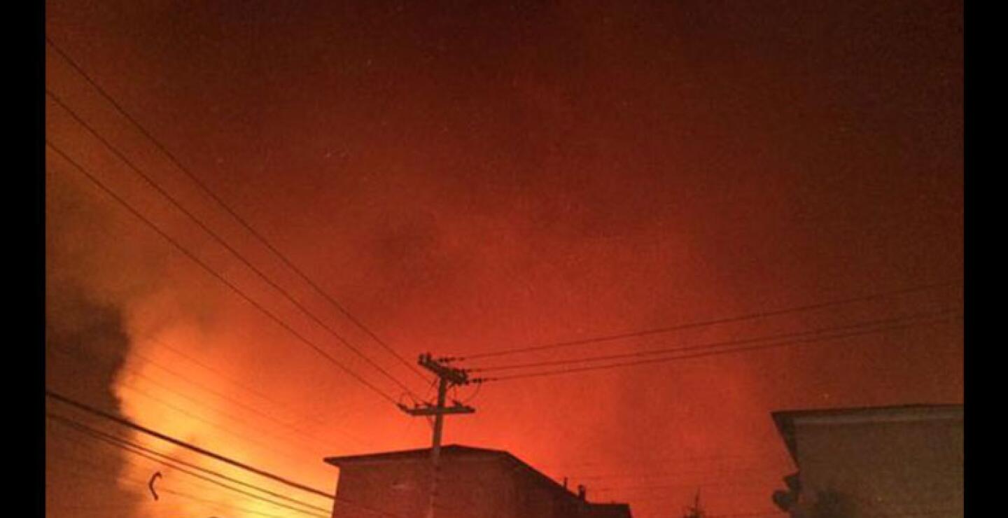 Aunque en este momento sólo permanecen 55 personas -en su mayoría ancianos- en los albergues habilitados, las autoridades han advertido de que si las condiciones del incendio cambian, volverán a evacuar.