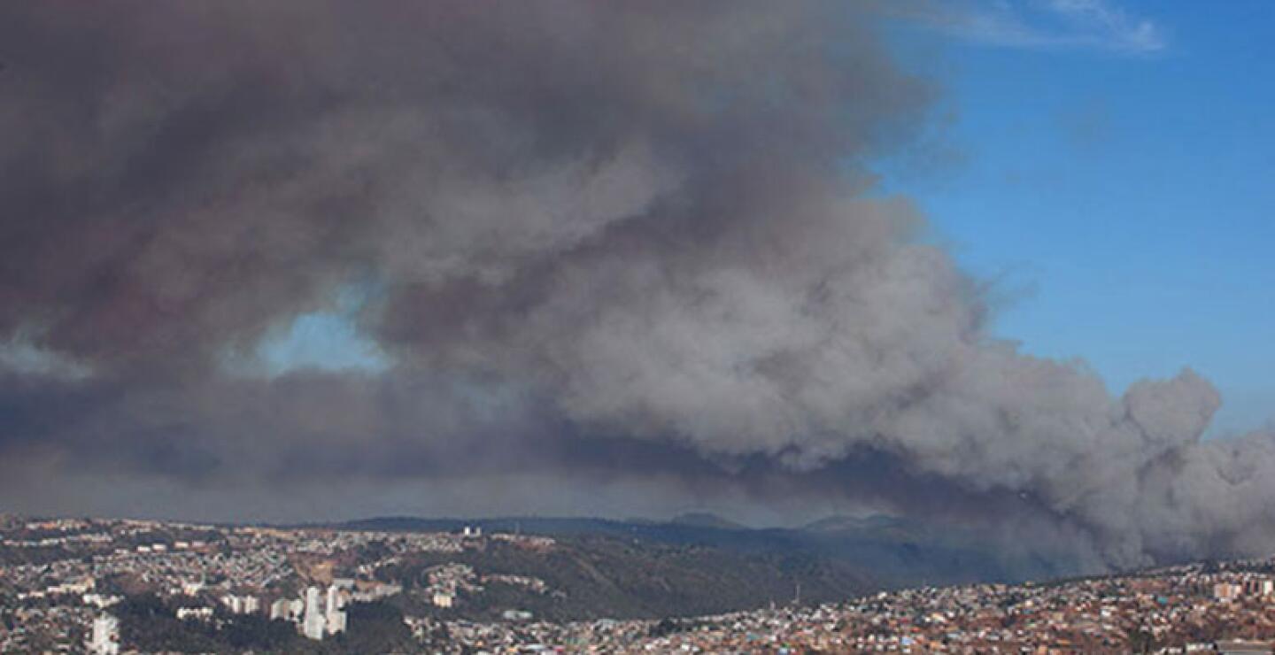 El balance provisional es de una persona muerta (una mujer de 66 años que falleció por un paro cardiorrespiratorio), 15 bomberos heridos (dos de ellos en estado crítico, pero sin que se tema por su vida) y otros seis civiles lesionados.