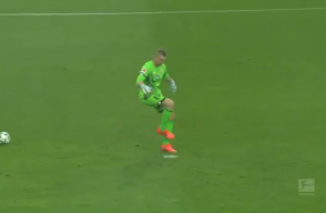 295128_BLU Radio. Portero quedó en ridículo al intentar patear el balón // Foto: Captura video