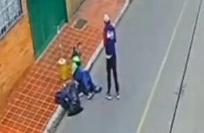 Cayó mujer que habría asesinado a su pareja en un andén de Bogotá: el crimen quedó grabado