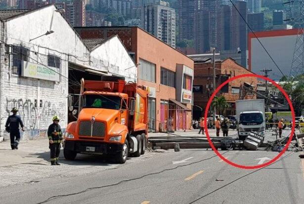 accidente_barrio_colombia_carro_basura_trabajadores1.jpg