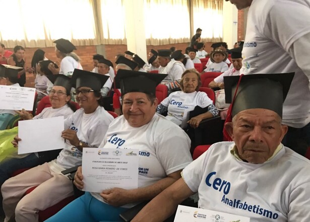 280512_Foto Alfabetización adultos mayores- Gobernación de Santander