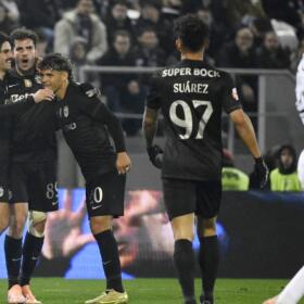 Luis Javier Suárez y sus compañeros de Sporting Lisboa.