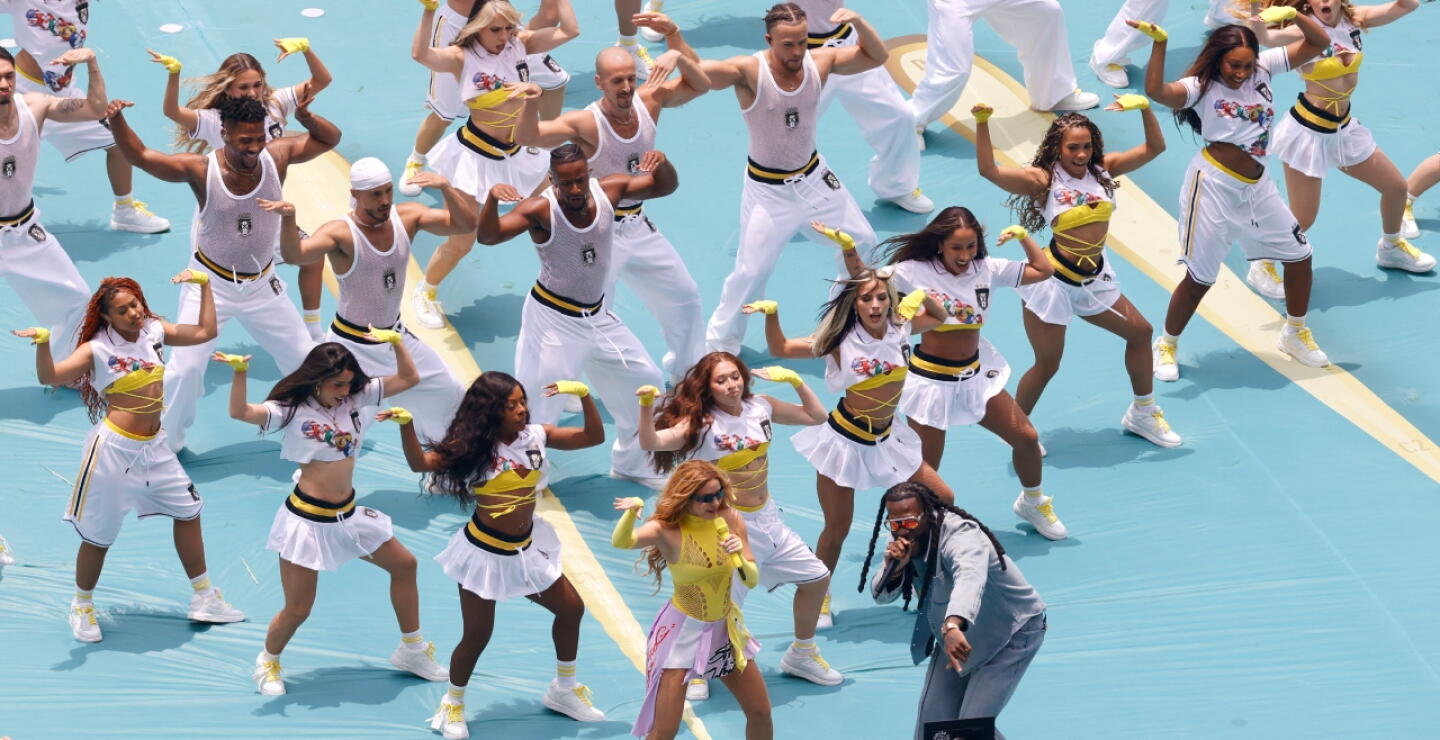 Shakira junto a Burna Boy interpretando 'Dai Dai', la canción oficial del Mundial 2026.
