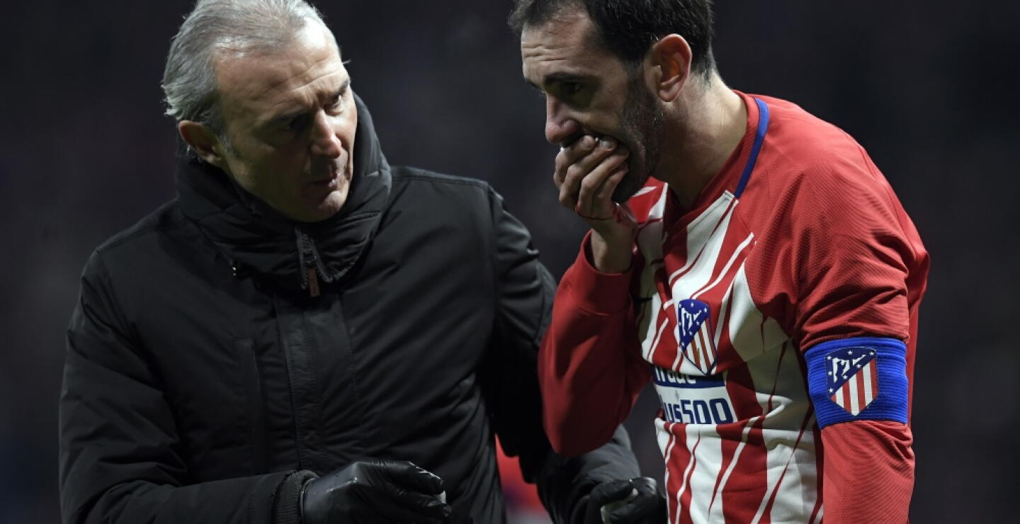300185_Foto: Diego Godín choca con el portero 'Neto'/AFP