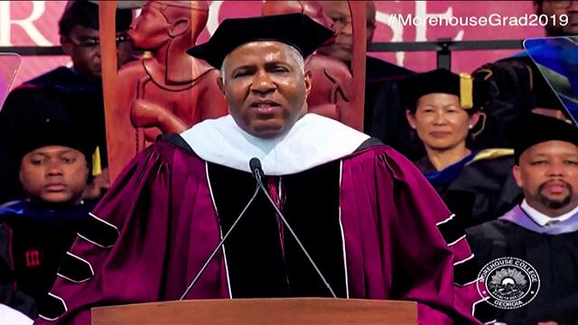 Se hizo millonario y volvió a su universidad con una gran noticia para el bolsillo de 400 estudiante