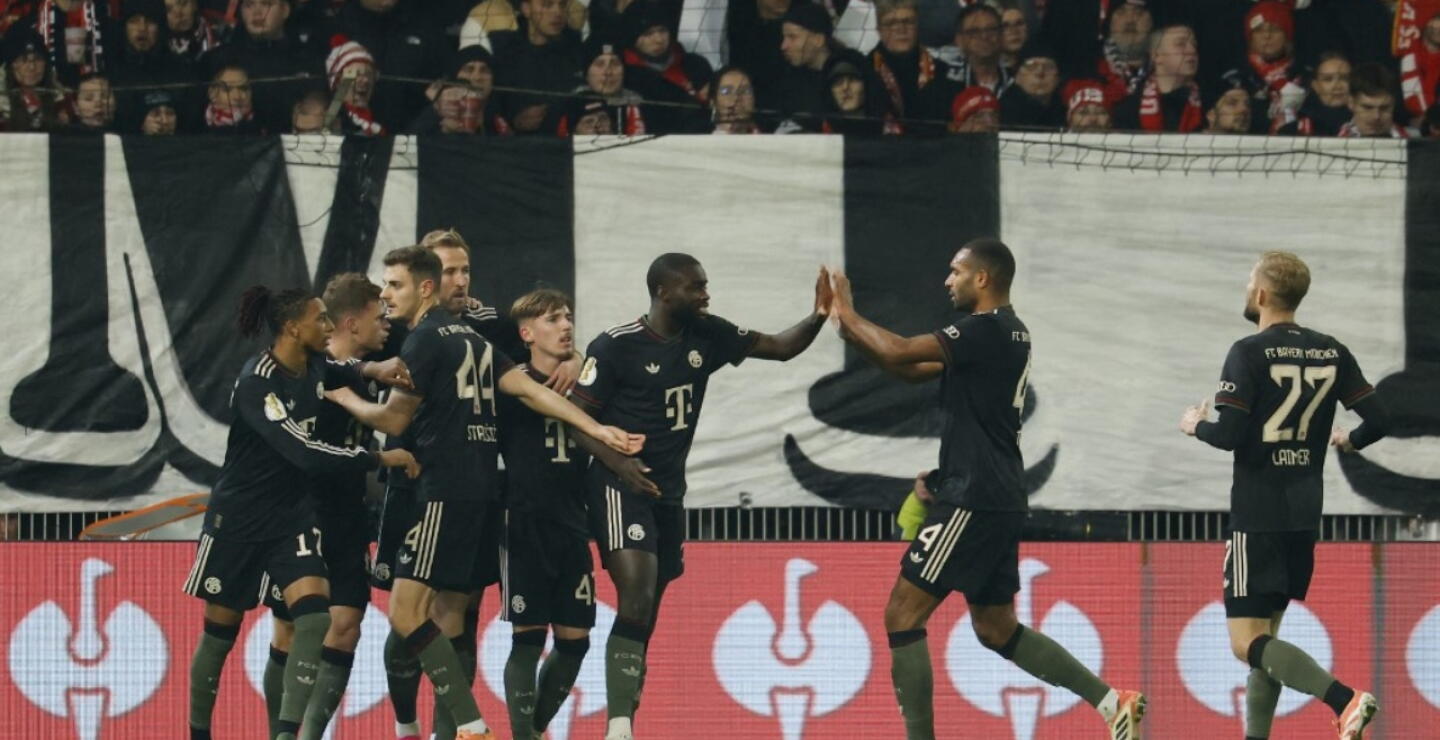Jugadores del Bayern Múnich y un festejo de gol en la Copa de Alemania. 