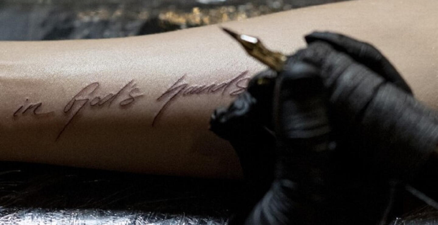 Se hizo el tatuaje del nombre de su novia, terminaron y se lo quitó sin anestesia: video