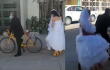 padre lleva en bicicleta a su hija vestida de novia para dejarla en el altar