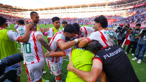 Jugadores del Necaxa y un festejo de gol contra Monterrey en la Liga MX.