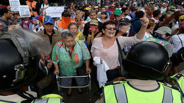 Hasta en silla de ruedas, ancianos salieron a protestar contra Gobierno venezolano