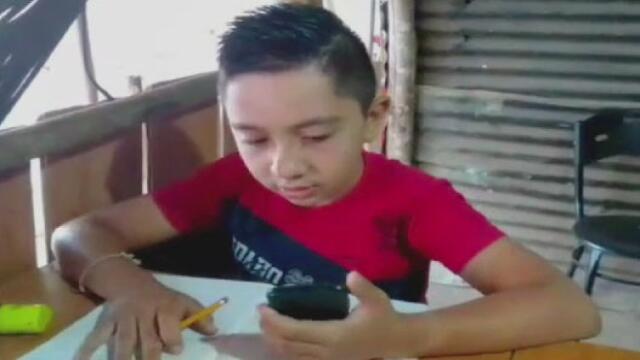 Sin internet ni computador, este pequeño se las ingenia para recibir clases durante la cuarentena Sin internet ni computador, este pequeño se las ingenia para recibir clases durante la cuarentena