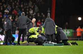 Tom Lockyer se desploma en pleno partido  Tom Lockyer se desploma en pleno partido