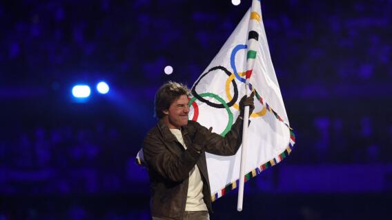 Tom Cruise se lleva la bandera de los Juegos Olímpicos a su siguiente sede: Los Ángeles Tom Cruise se lleva la bandera de los Juegos Olímpicos a su siguiente sede: Los Ángeles