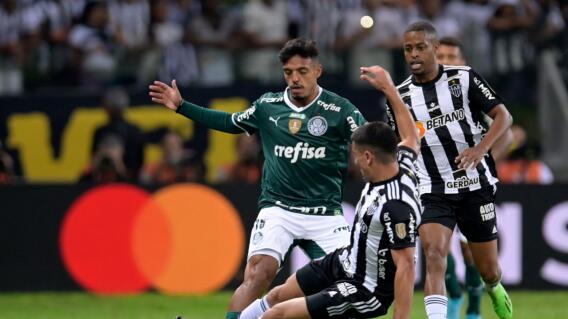 Mineiro y Palmeiras, en acción de juego en la Copa Libertadores. Mineiro y Palmeiras, en acción de juego en la Copa Libertadores.