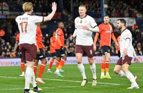 Erling Haaland y Kevin De Bruyne celebran el tercer gol de Manchester City vs. Luton, en la quinta ronda de FA Cup Erling Haaland y Kevin De Bruyne celebran el tercer gol de Manchester City vs. Luton, en la quinta ronda de FA Cup