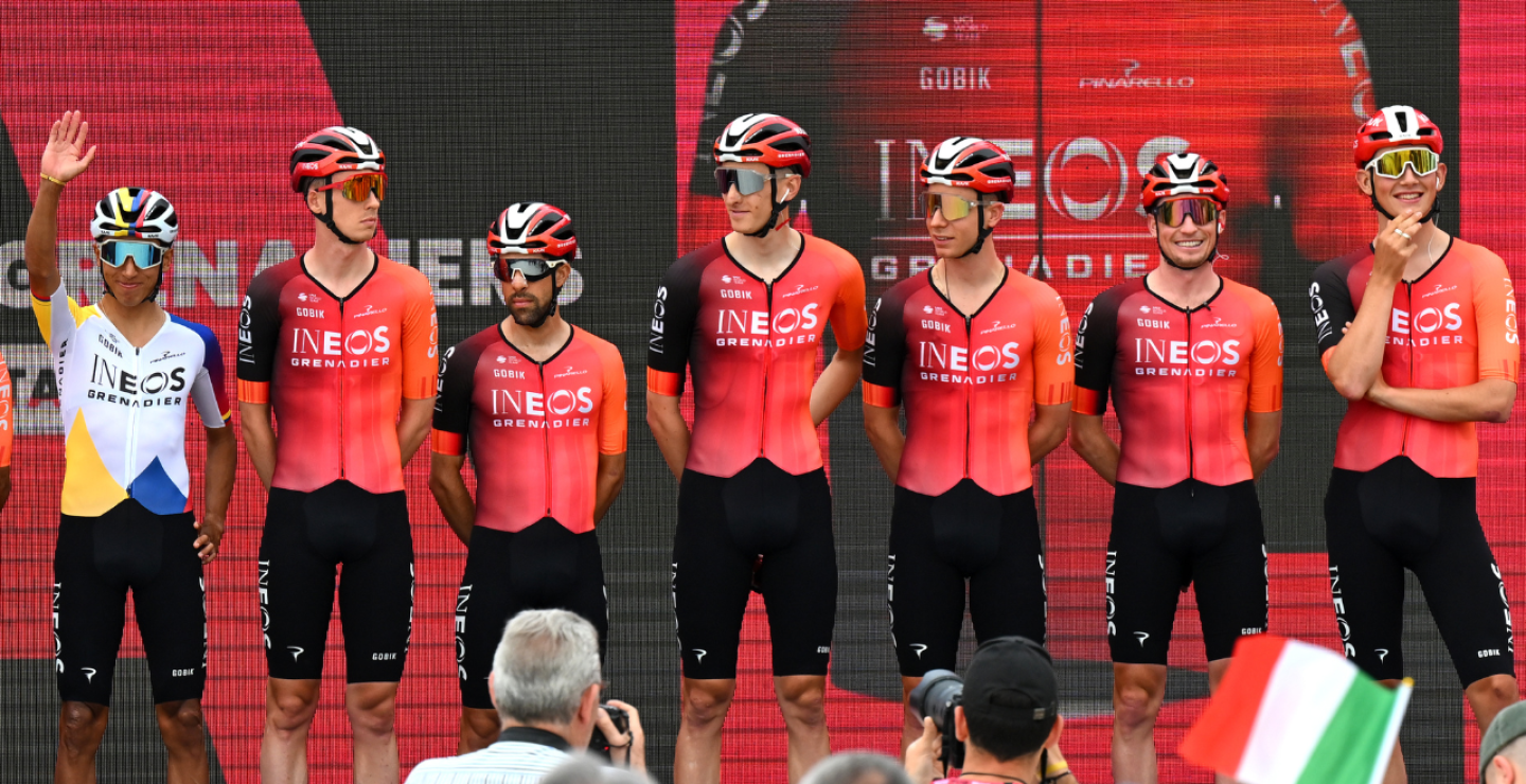 Egan Bernal, líder del INEOS Grenadiers en el Giro de Italia, junto a Joshua Tarling
