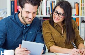 Dan becas a profesores