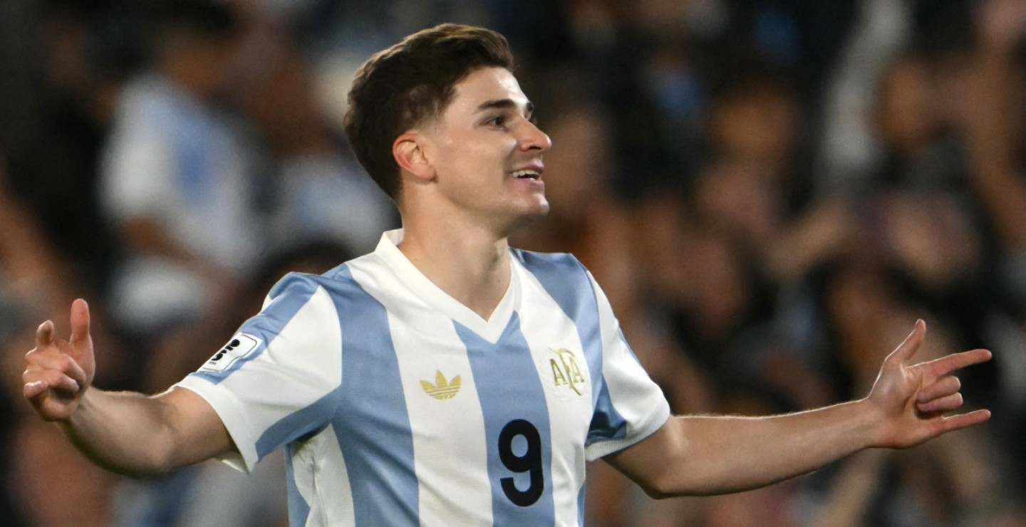 Julián Álvarez celebra su gol con Argentina frente a Chile, por la fecha 15 de las Eliminatorias Sudamericanas