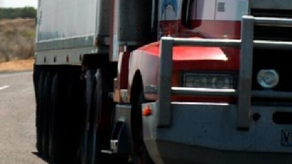 Camión por poco aplasta a un transeúnte en Brasil Camión por poco aplasta a un transeúnte en Brasil