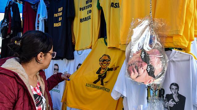Bolsonaro y Haddad abren tensa carrera por segunda vuelta de presidenciales en Brasil