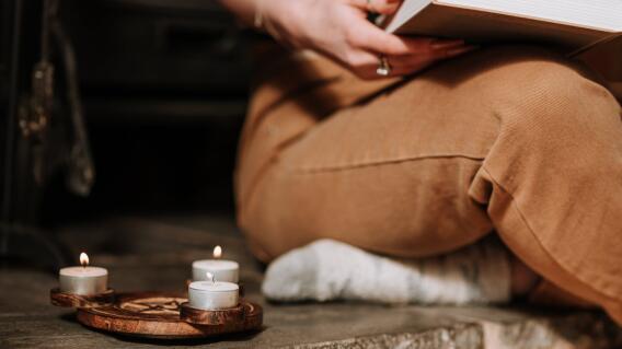 En ritual para atraer la buena suerte se debe usar velas, sal marina y música relajante En ritual para atraer la buena suerte se debe usar velas, sal marina y música relajante