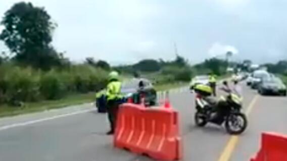 298331_Blu Radio. Paso a un carril en la vía Bogotá – Girardot por derrumbes y caída de rocas / Foto:captura de video