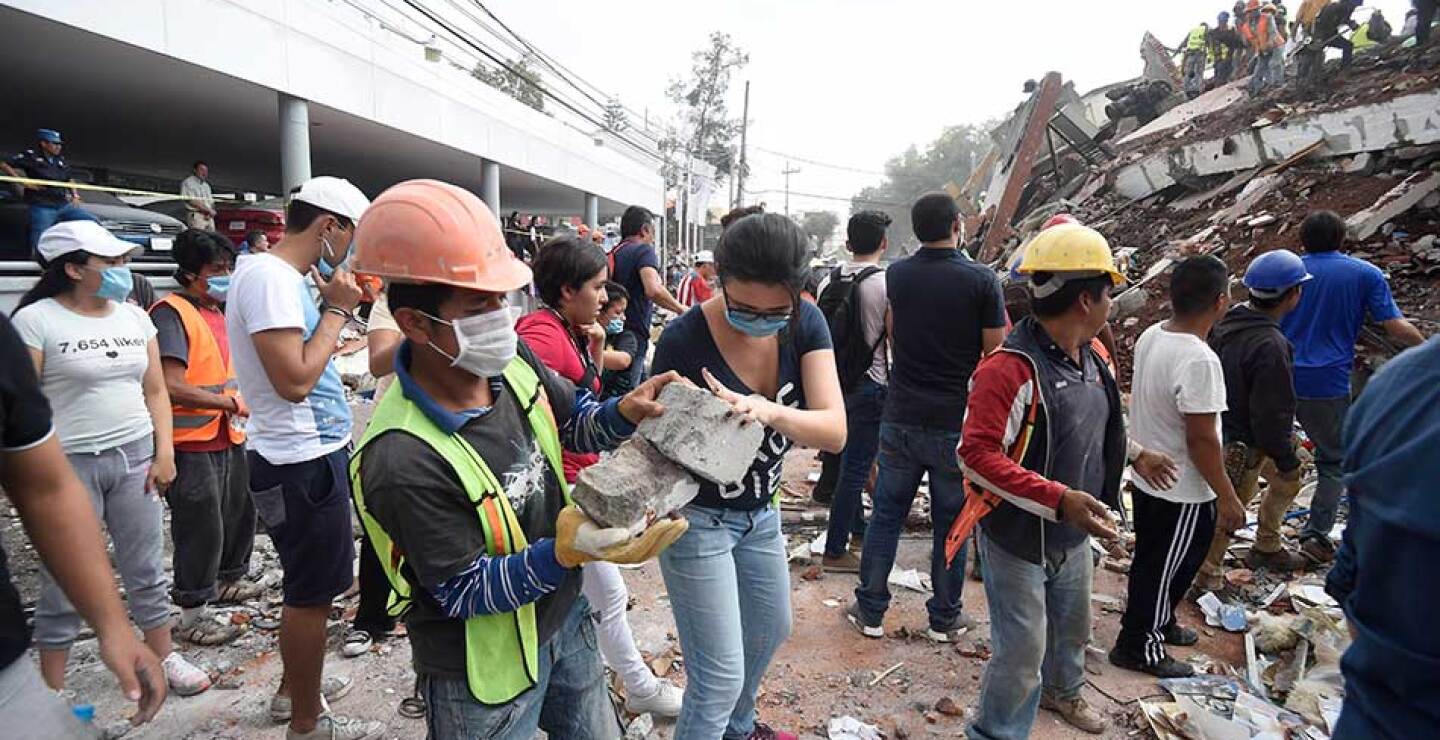 Quitando de piedra en piedra buscan entre los escombros gente con vida