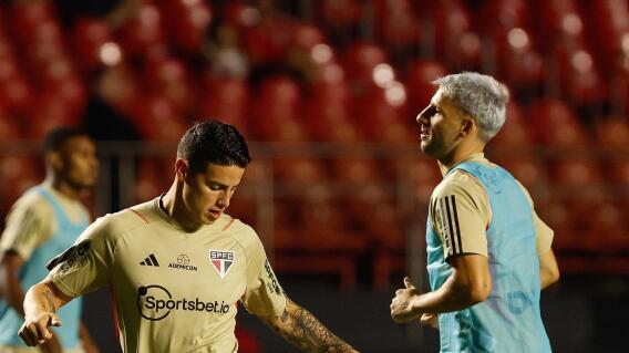 James Rodríguez en calentamiento con el Sao Paulo. James Rodríguez en calentamiento con el Sao Paulo.