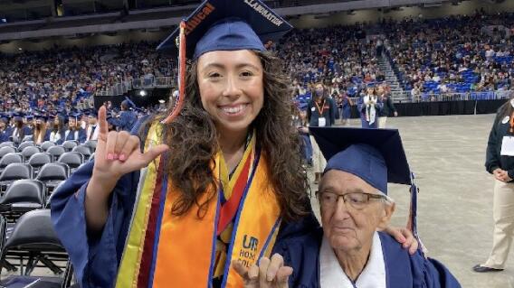 Abuelo de 87 años se graduó de la universidad el mismo día que su nieta Abuelo de 87 años se graduó de la universidad el mismo día que su nieta