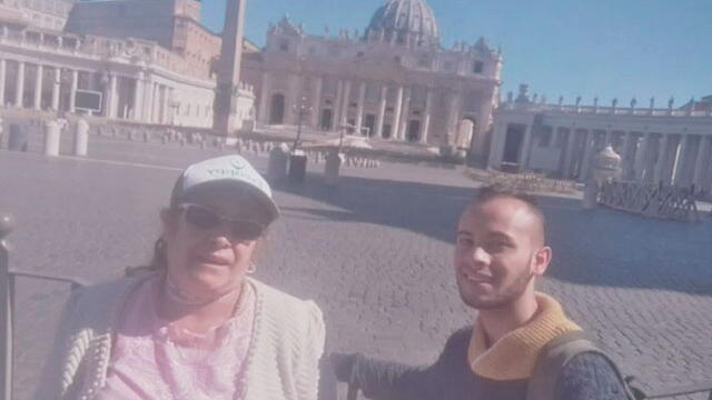 Hijo le cumplió el sueño a su mamá de viajar por Europa y ahora no pueden regresar por el COVID-19