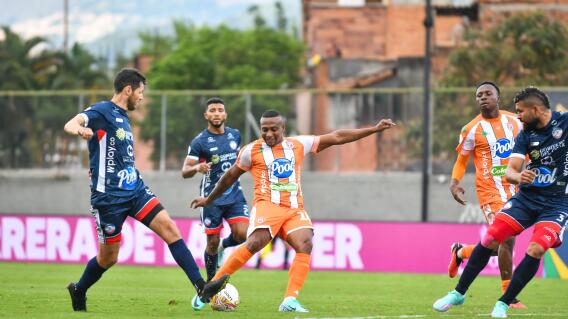 Acción de juego entre Envigado y Alianza FC Acción de juego entre Envigado y Alianza FC