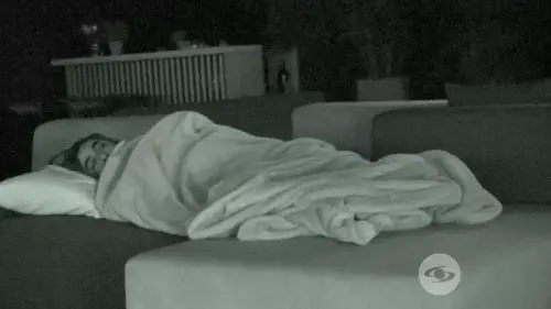 Beba pasa la noche en casa Alpha.
