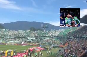 333508_BLU Radio. Beso de hinchas de Nacional en la tribuna / Foto: Captura de video