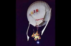Dos pilotos en un globo de helio aterrizaron el sábado sin problemas en las costas de México, después de completar un viaje de casi 11.300 kilómetros (7.000 millas) a través del Océano Pacífico.