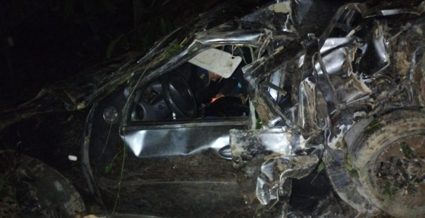 Así quedó el carro que se fue a un abismo cerca a la curva de La Virgen en Bucaramanga.jpg
