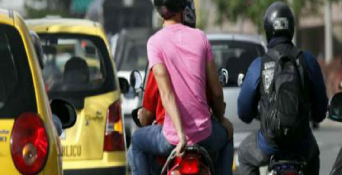 302222_Blu Radio. Parrillero hombre