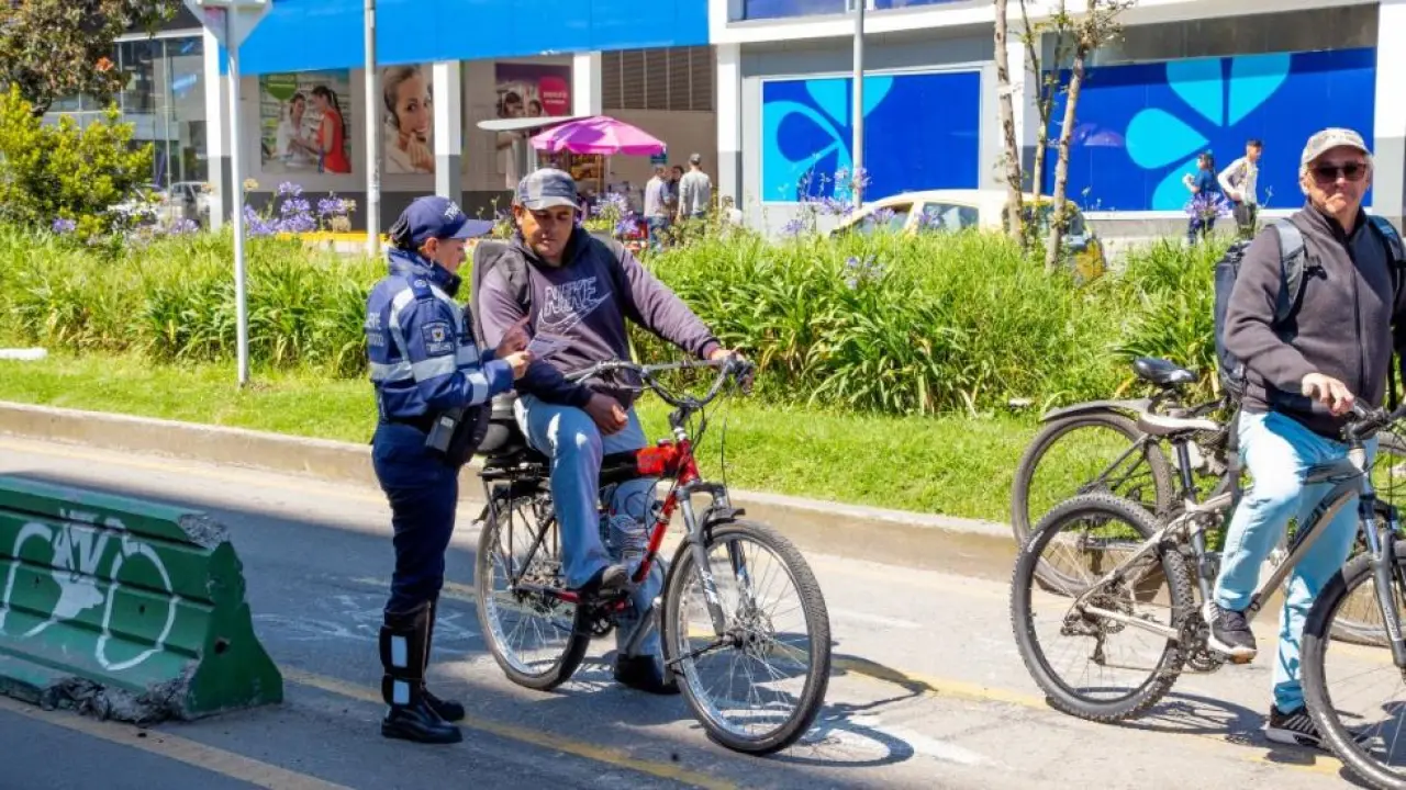 Transitar Ciclomotores en Bogotá: estas son las multas por transitar por andenes ...